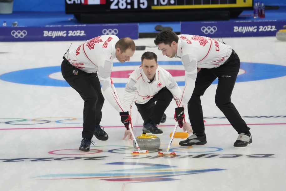 Brad Gushue lance une pierre