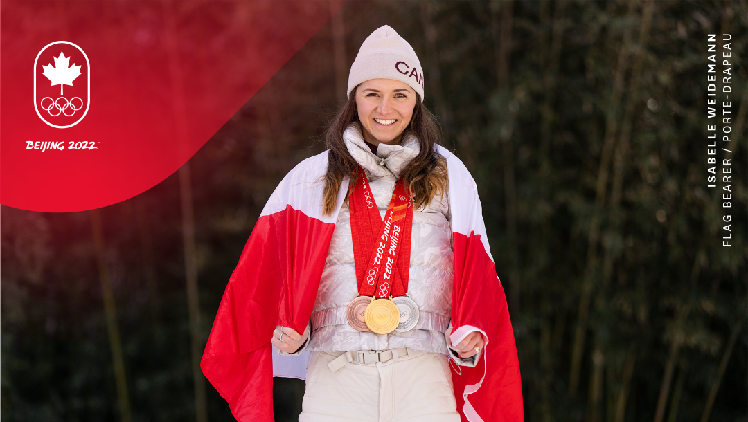 Isabelle Weidemann comme porte-drapeau de la cérémoniee de clôture de Beijing 2022.