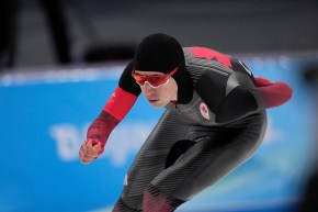 Connor Howe en action dans un course en patinage artistique longue piste