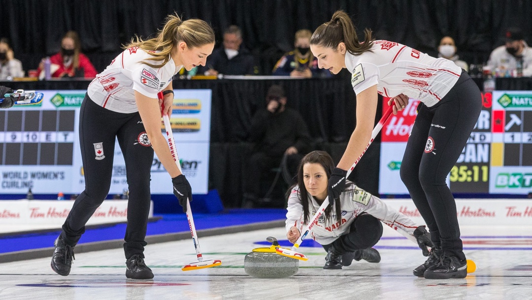 Kerri Einarson lance une pierre.