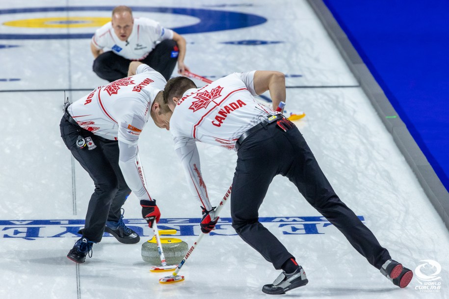 Brad Gushue indique à ses brosseurs de brosser aux Championnats du monde de curling masculin de Las Vegas, où Équipe Gushue a remporté l'argent.