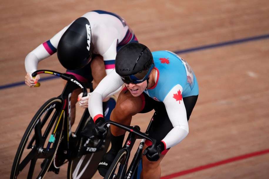 Lauriane Genest course sur la piste.