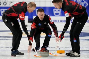 Le curler Brad Gushue lance une pierre.