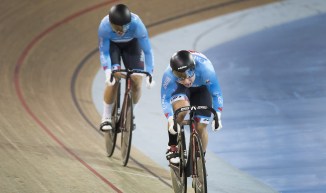 Lauriane Genest et Kelsey Mitchell sur la piste pendant un sprint par équipes.