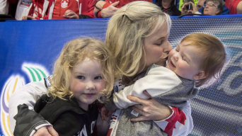 Jennifer Jones avec ses deux enfants.