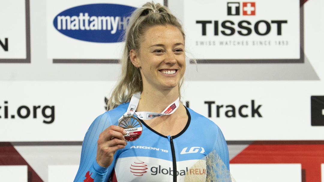 Kelsey Mitchell pose avec sa médaille.