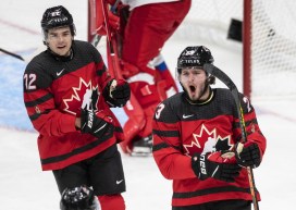 Deux joueurs d'Équipe Canada de hockey sur glace célèbrent après un but.