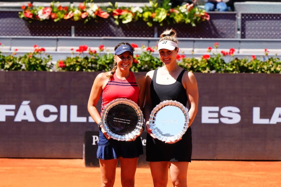 Gabriela Dabrowski et Giuliana Olmos tiennent leur trophé.