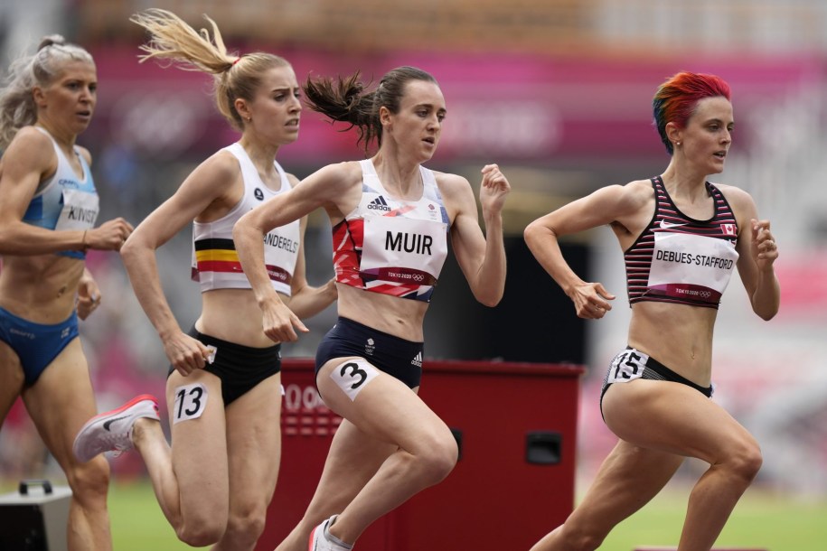 La coureuse canadienne Gabriela DeBues-Stafford à la tête d'un peloton pendant une épreuve d'athlétisme