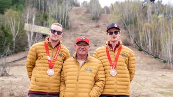 Steve Collins entre les deux médaillés de bronze olympique.