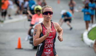 Emy Legault en train de courir lors d'un triathlon format sprint