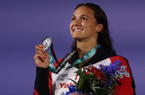 Kylie Masse tient sa médaille d'argent dans la main.