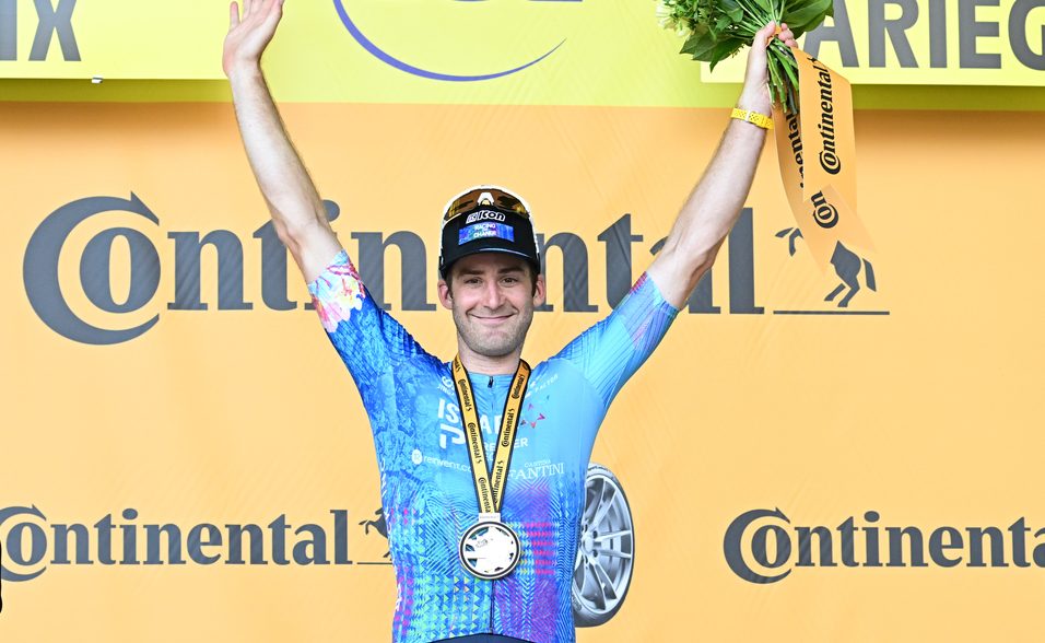 Hugo Houle sur le podium du Tour de France