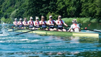 Un huit de pointe féminin sur l'eau.