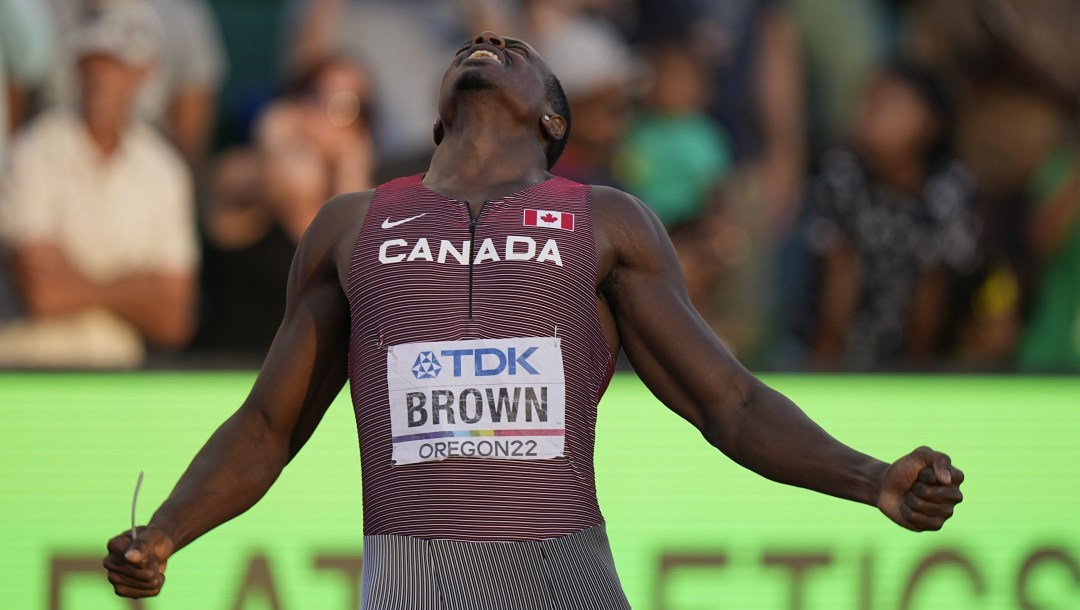 Aaron Brown célèbre après une course