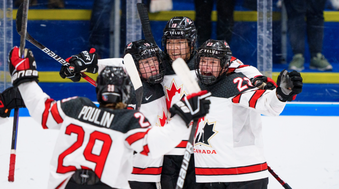 Des joueuses canadiennes célèbrent un but