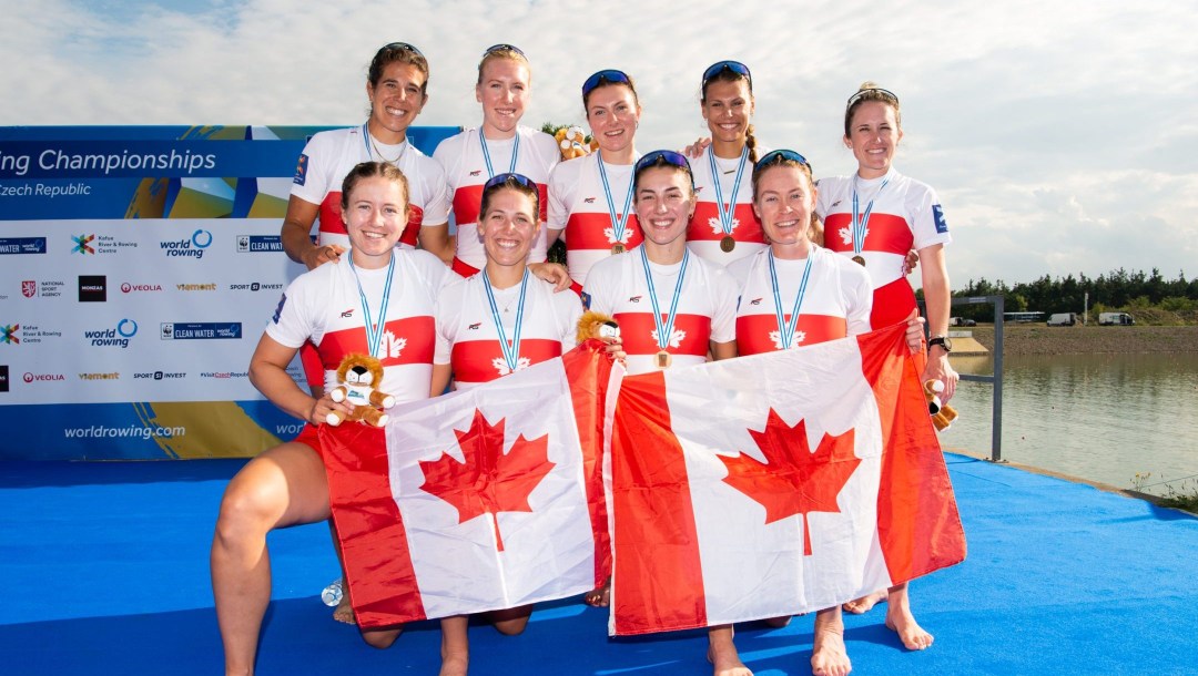 Les membres du huit de pointe avec leur médaille de bronze.