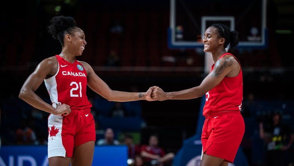 Deux joueuses canadiennes de serrent la main sur le terrain.