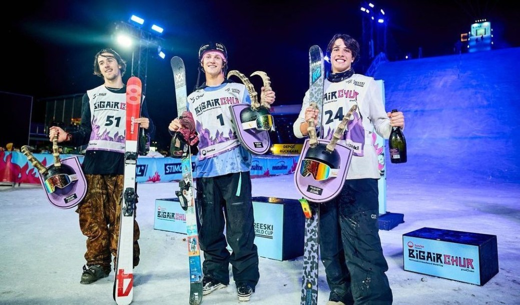 Trois athlètes avec leur trophée.