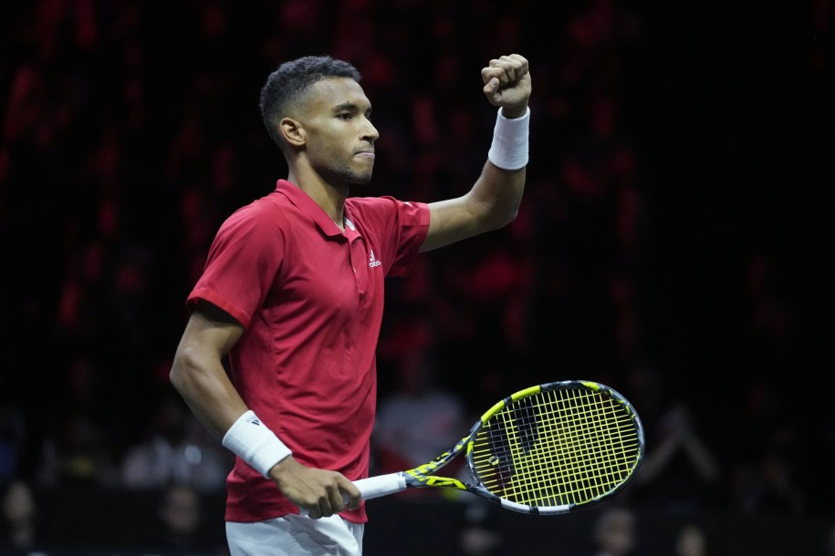 Félix Auger-Aliassime célèbre un point.