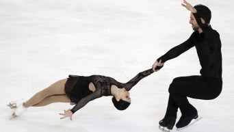 Deux patineurs en couple effectuent une spirale.