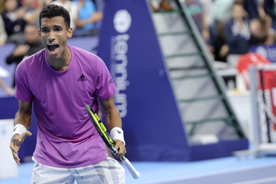 Félix Auger-Aliassime célèbre après avoir remporté un point au tennis
