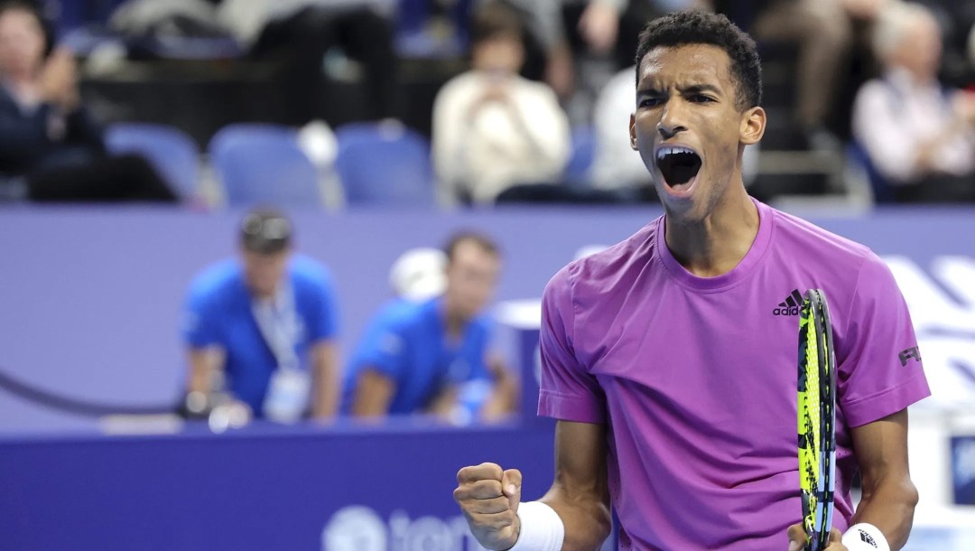 Félix Auger-Aliassime serre le poing.