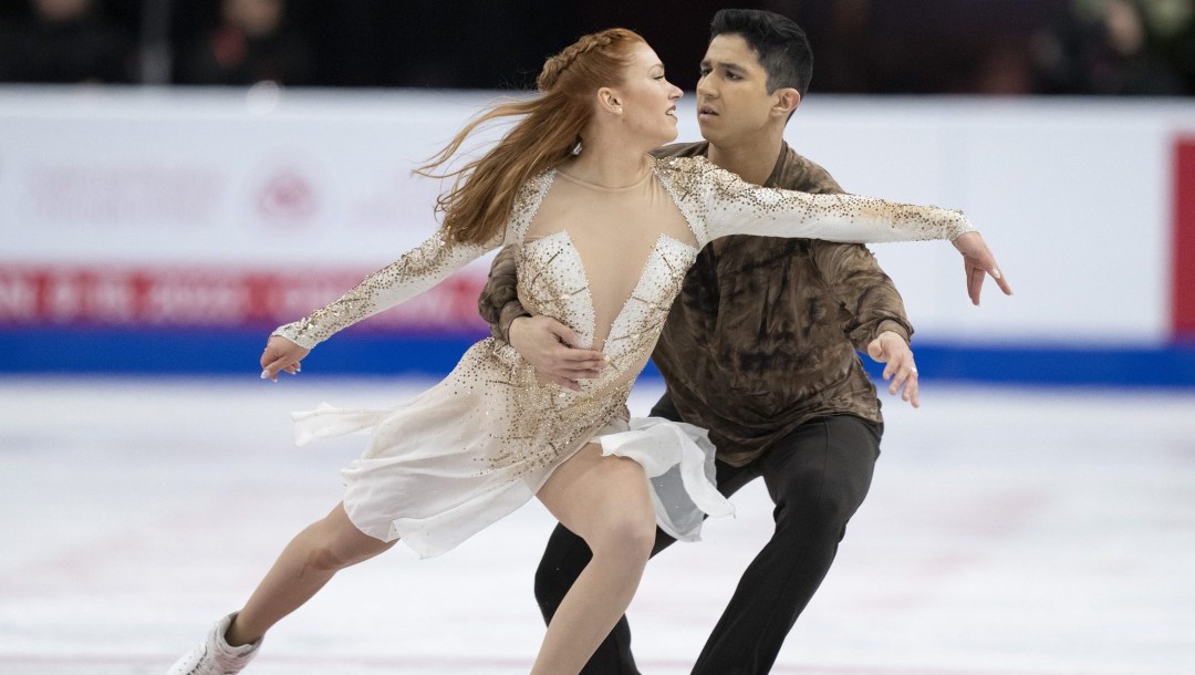 Marjorie Lajoie et Zachary Lagha en action pendant un numéro de patinage artistique