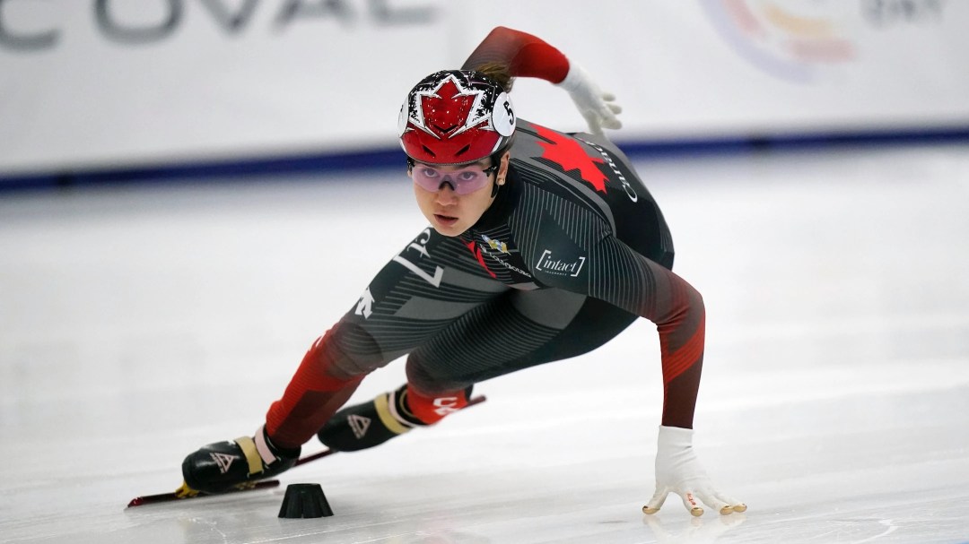 Courtney Sarault patine lors d'une course.