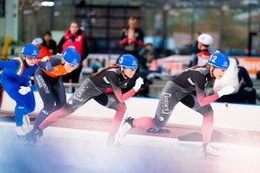 Des patineuses de vitesse participe à une épreuve de départ groupé.