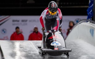 Une athlète de monobob au départ d'une course.