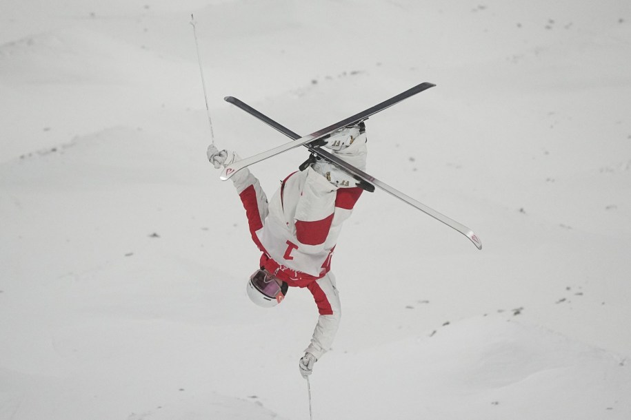 L'athlète canadien Mikaël Kingsbury participant à une épreuve de ski de bosses