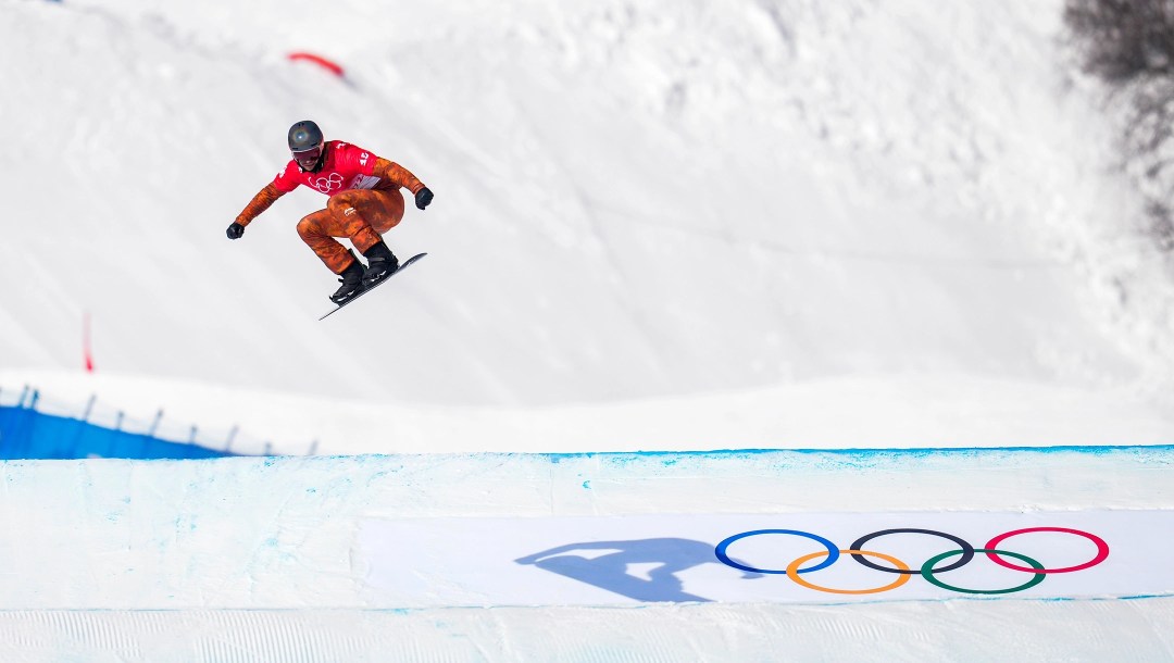 Un athlète de snowboard cross sur le parcours de snowboard cross