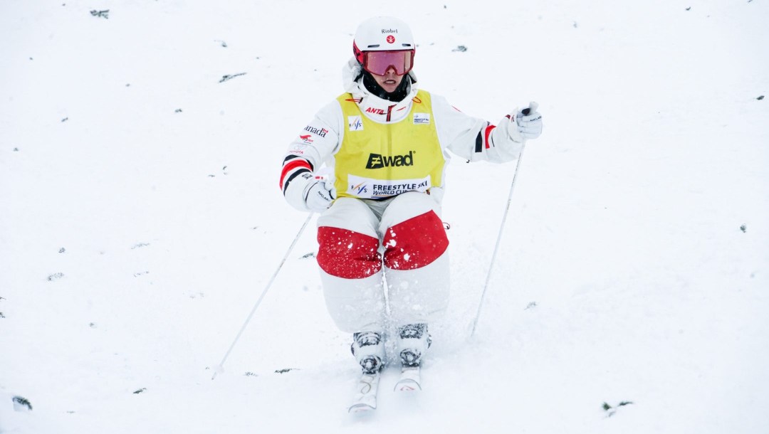 Mikaël Kingsbury pendant une descente.
