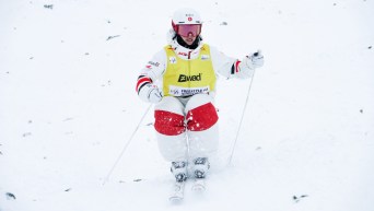 Mikaël Kingsbury pendant une descente.
