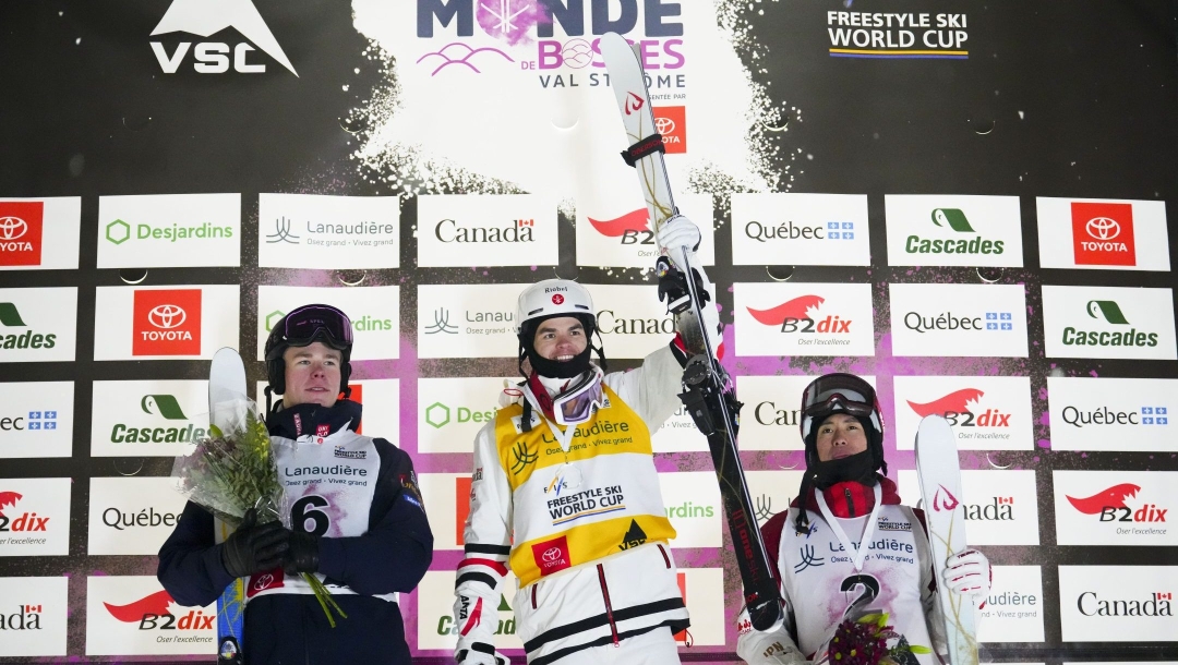 Trois athlètes sur le podium.