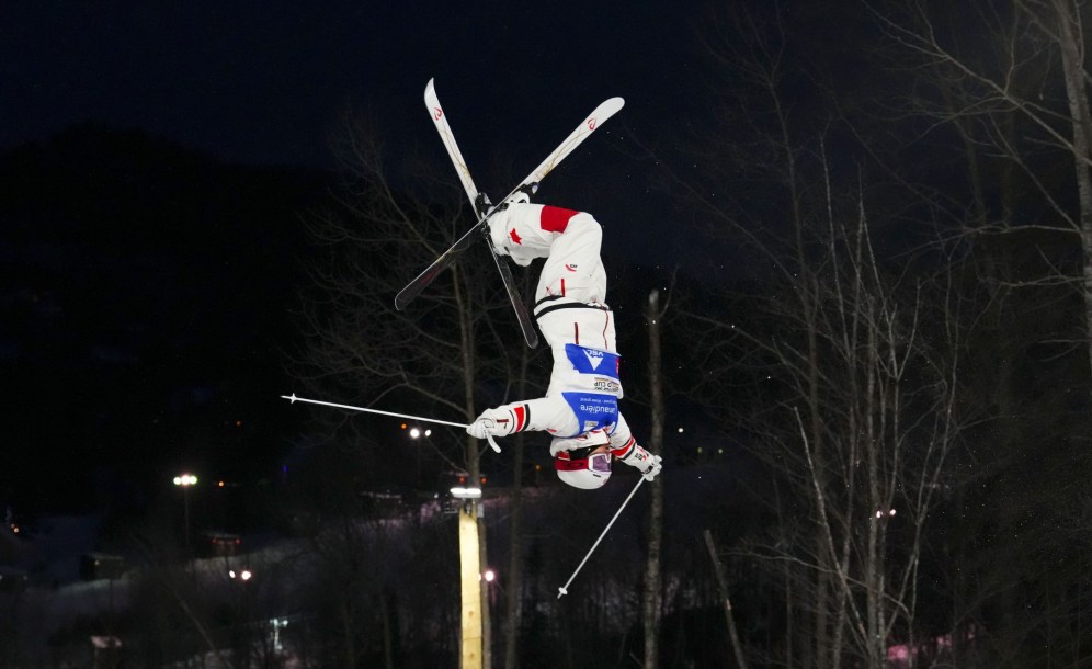 Mikaël Kingsbury dans les airs pendant un saut