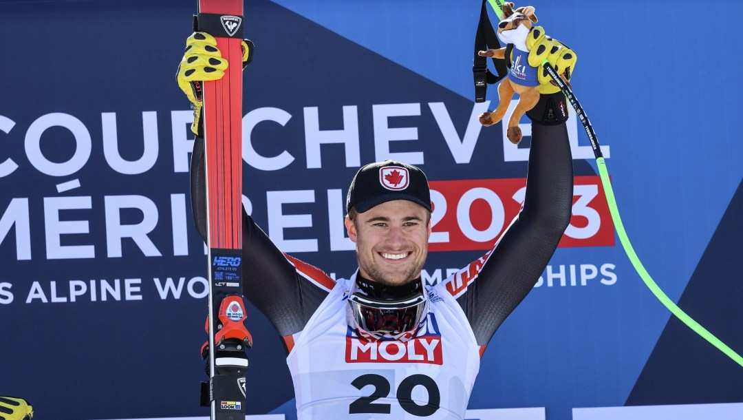 Cameron Alexander célèbre sur le podium à Courchevel.