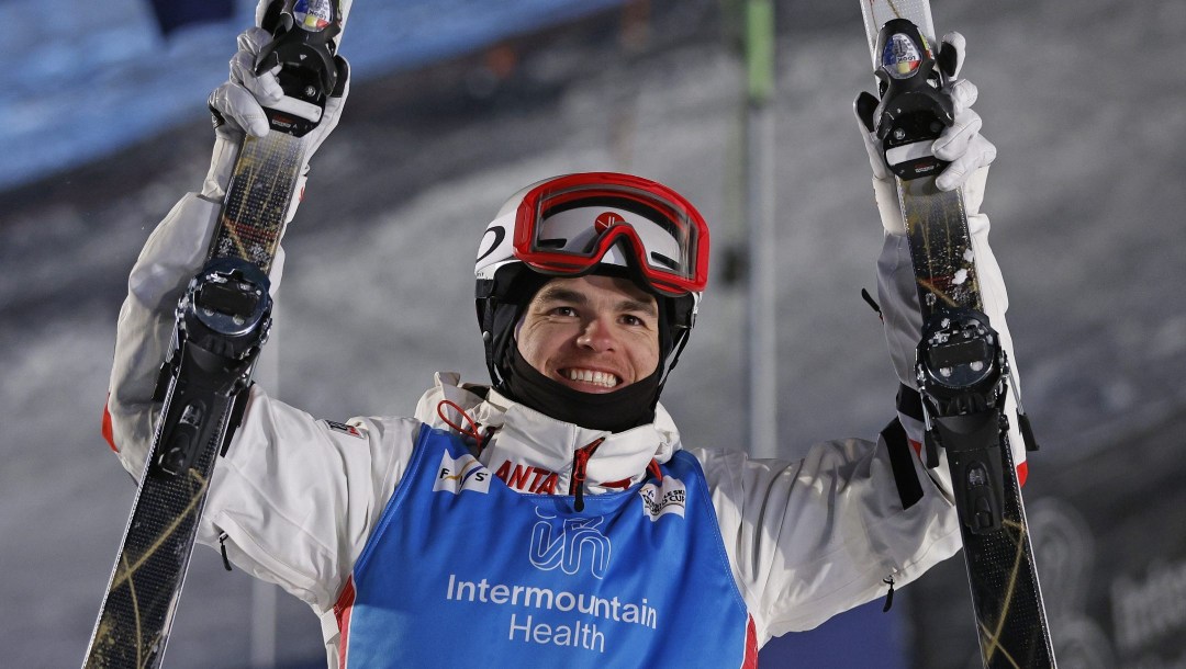 Mikael Kingsbury, du Canada, célèbre sa victoire dans la Coupe du monde masculine de bosses en parallèle