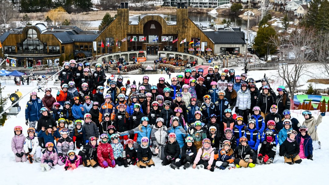 Groupe de skieuses en haut des pentes.