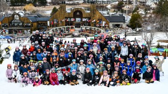 Groupe de skieuses en haut des pentes.