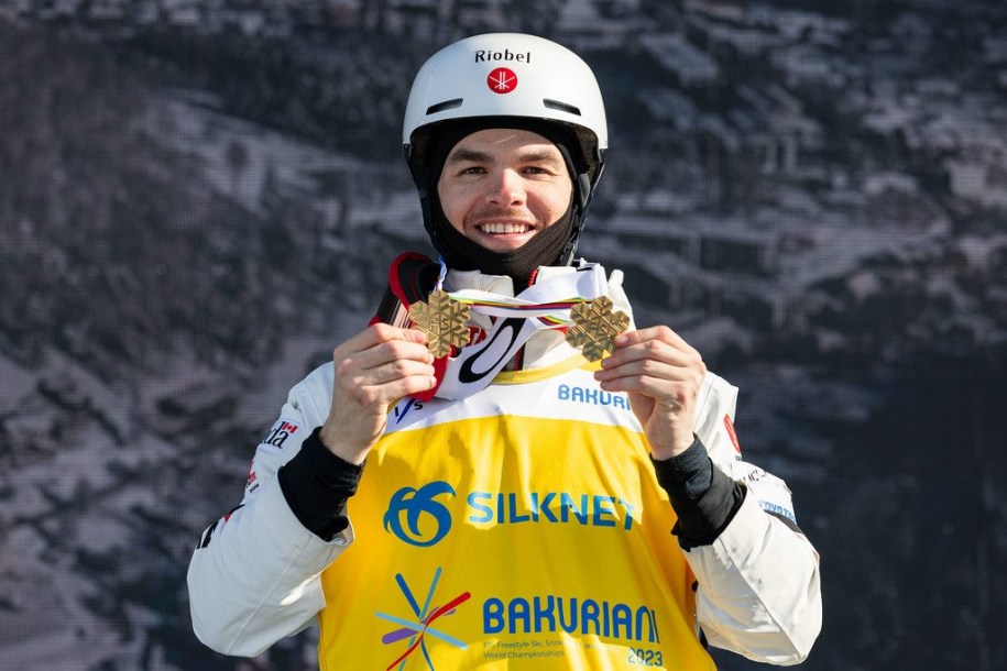 Mikaël Kingsbury avec deux médailles d'or