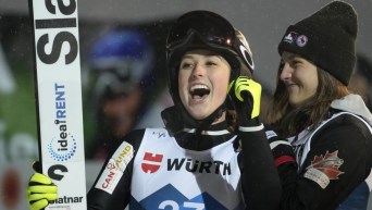 Alexandria Loutitt sourit. Alexandria Loutitt, du Canada, participe à l'épreuve féminine de saut à ski HS138 aux Championnats du monde nordiques à Planica, en Slovénie, le mercredi 1er mars 2023. (Photo AP/Darko Bandic).