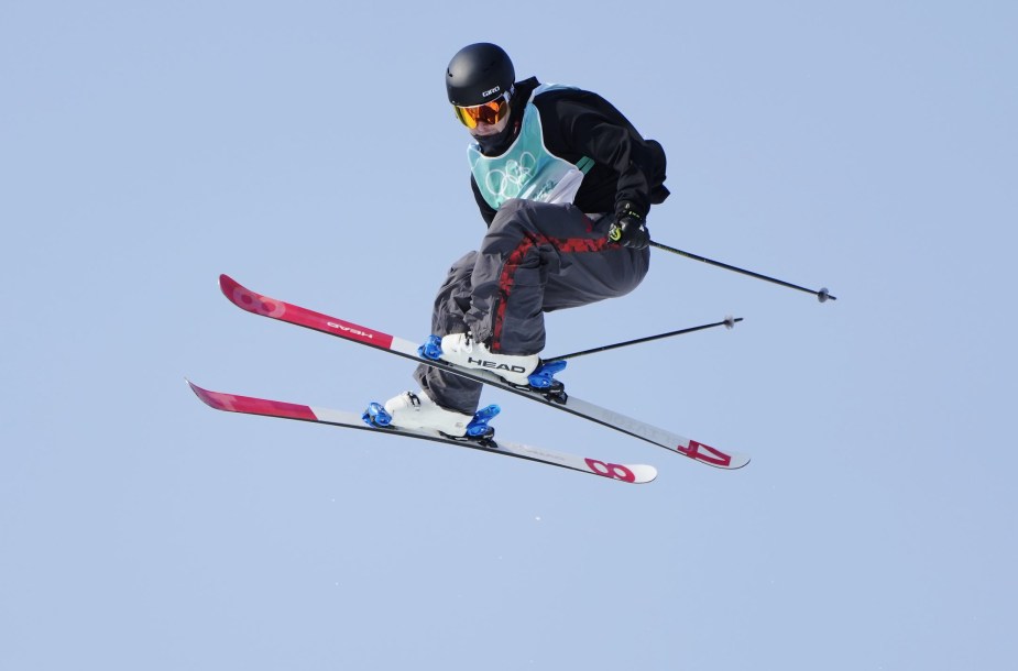 Evan McEachran exécute une figure dans les airs