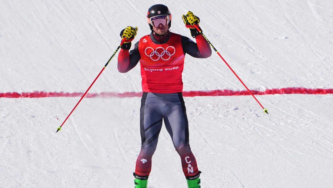 Reece Howden qui franchit la ligne d'arrivée en ski cross