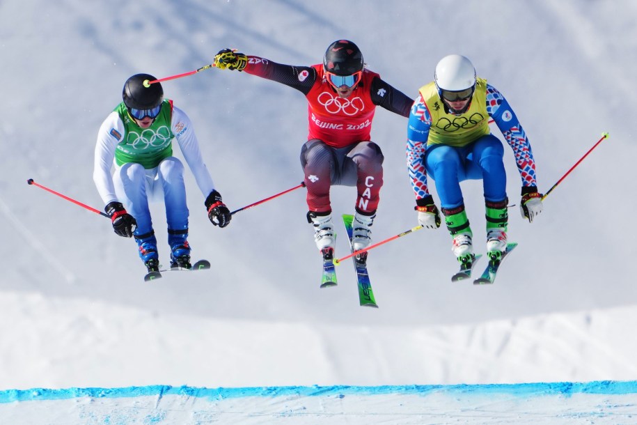 Brady Leman fait un saut durant une course