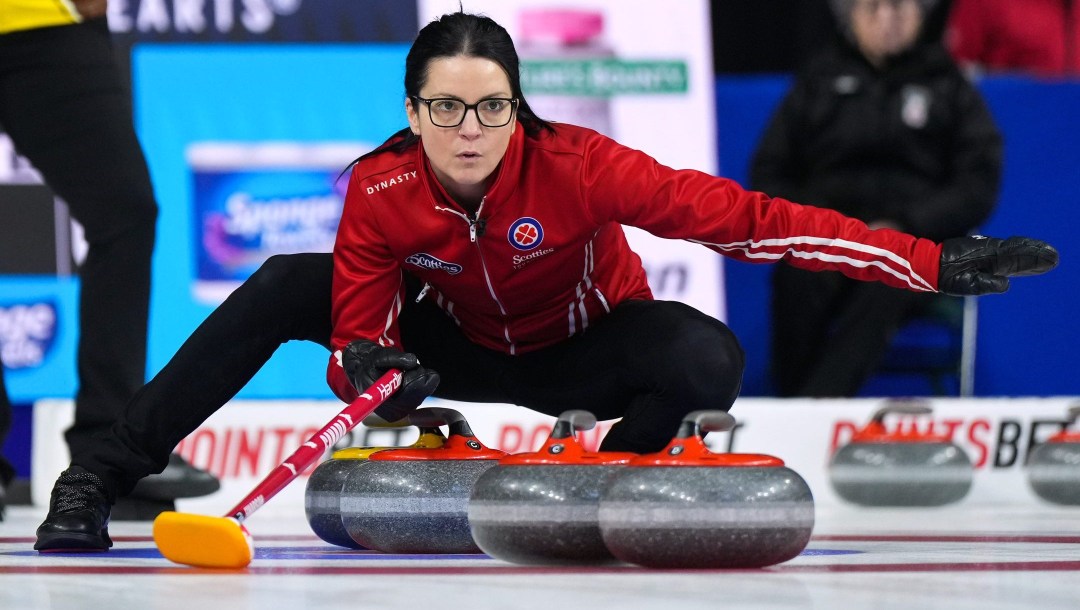 Kerri Einarson qui regarde sa pierre glissée sur la glace après un tir