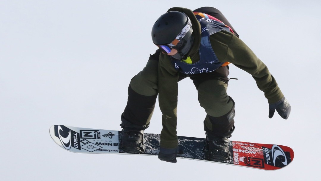 Liam Brearley dans les airs, après avoir effectué un saut