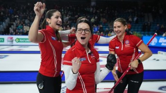 Équipe Einarson célèbre sur la glace