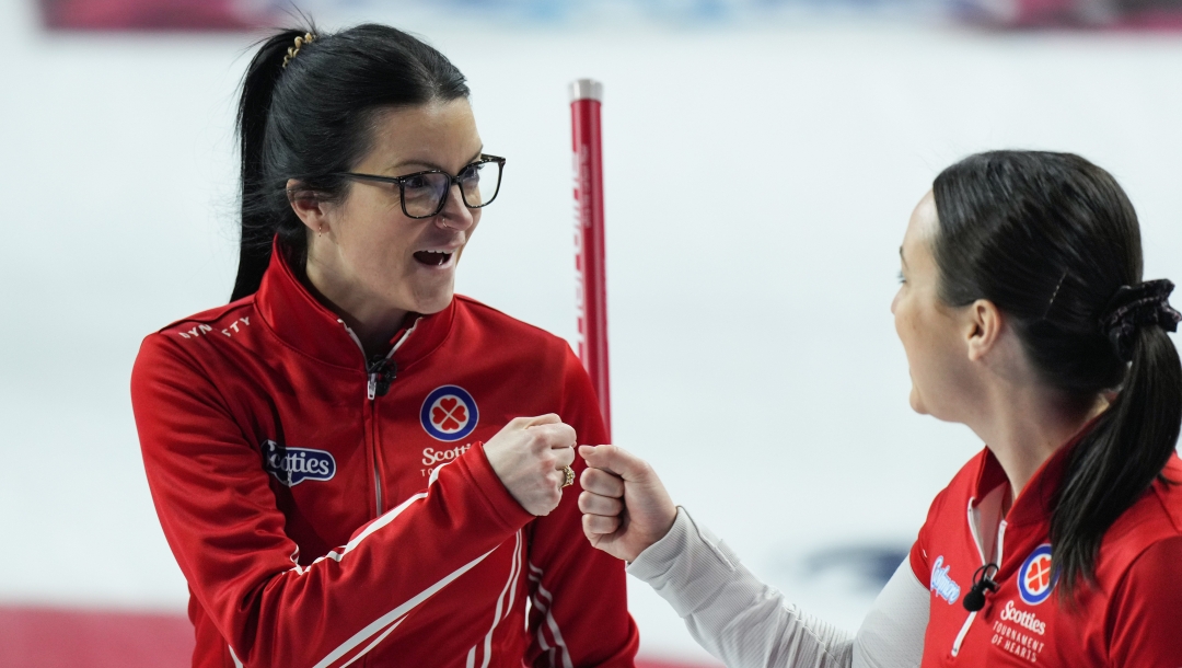 Einarson sourit sur la glace.